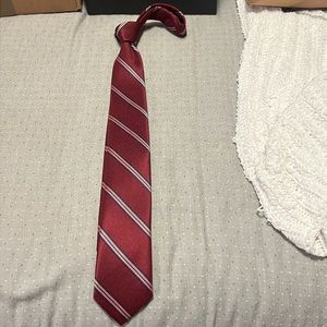 Like new worn once 2.75 wide Perry Ellis Portfolio burnt red striped neck tie
